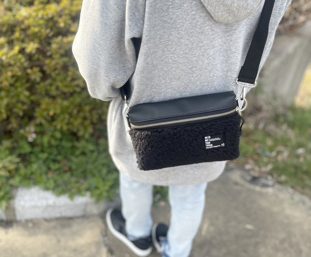 ころんとフォルム【BLACK】シープボア×合皮ミニマルサコッシュ　エコレザー        