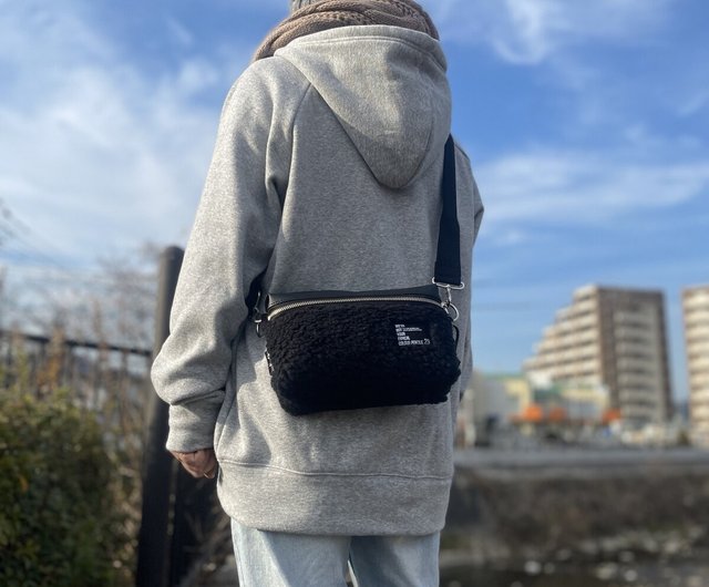 ころんとフォルム【BLACK】シープボア×合皮ミニマルサコッシュ　エコレザー        