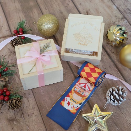 StephyDesignHK 【聖誕禮盒】遊樂童話國小圍巾聖誕木盒包裝禮物 / 領巾