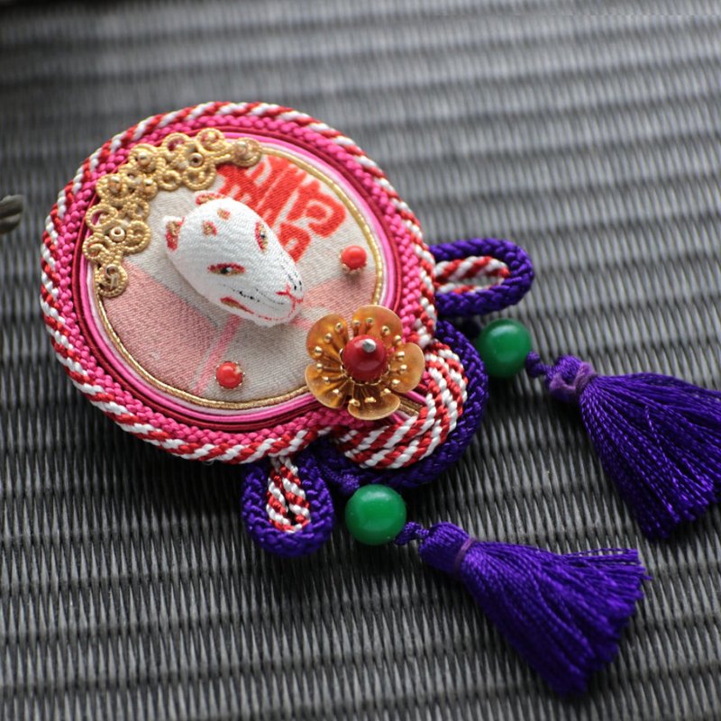 Kotobuki Crepework Inari fox and Braided cord brooch Fox mask - Brooches - Silk Pink