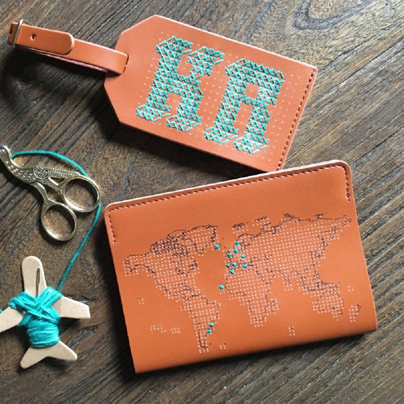 【一個人的風格旅行】真皮護照套+行李吊牌聖誕禮盒組 - 行李吊牌 - 真皮 咖啡色