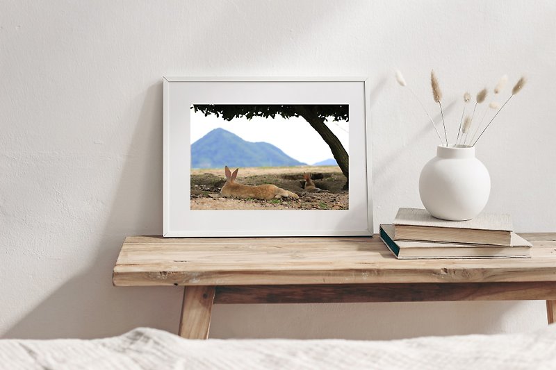 ウサギの写真アート ジークレー作品 - のんびり南山を眺める - ポスター・絵 - 紙 カーキ