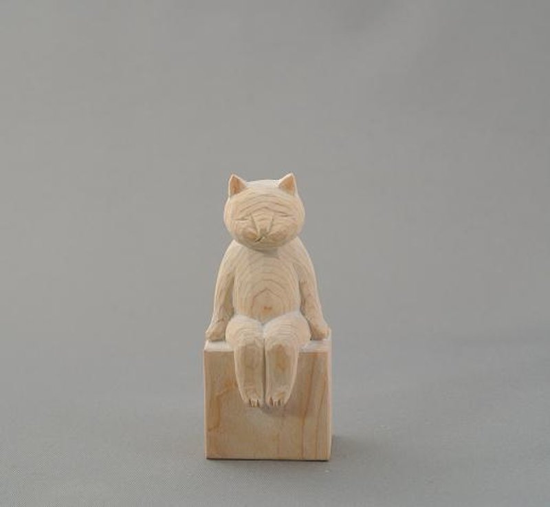 お座り木彫り白猫　置物 - 擺飾/家飾品 - 木頭 咖啡色
