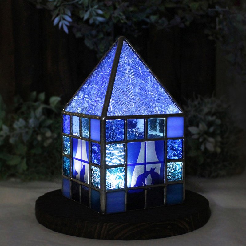 ネコがいるカラフルなお家/ブルー　ステンドグラス・ランプ LEDライト付 - 燈具/燈飾 - 玻璃 藍色