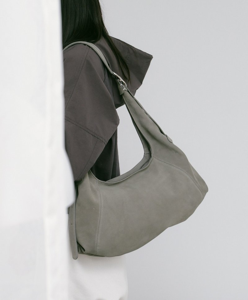 Supportingrole簡約半月形輪廓真皮手提肩斜背托特包 質感灰綠 - 側背包/斜背包 - 真皮 