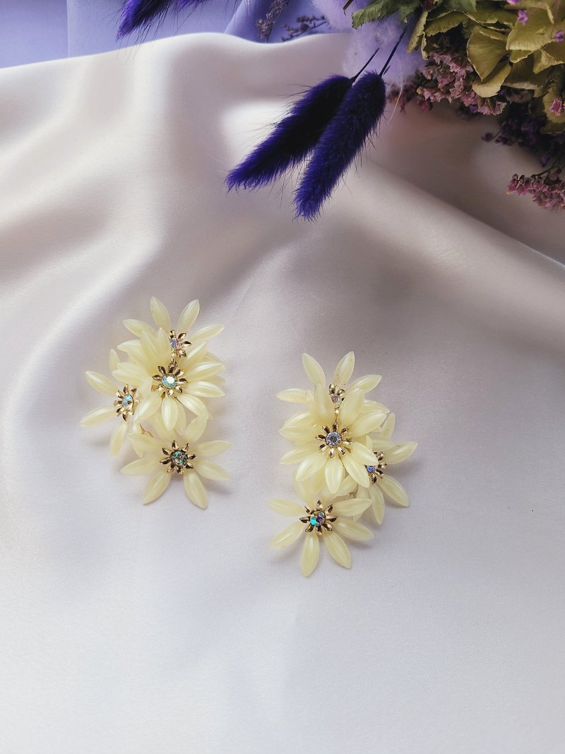 American Western antique jewelry / coro soft plastic cream flower rhinestone clip earrings vintage jewelry - Earrings & Clip-ons - Other Materials 