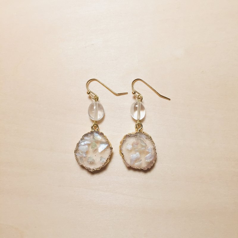 Vintage white crystal white broken shell imitation ore earrings - Earrings & Clip-ons - Crystal White