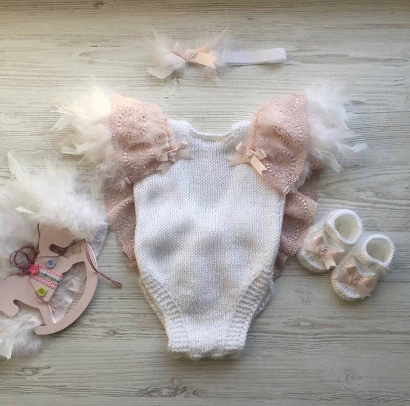 White hand knit romper with feathers, pink lace and pearls, headband, shoes. - 包屁衣/連身衣 - 其他材質 白色