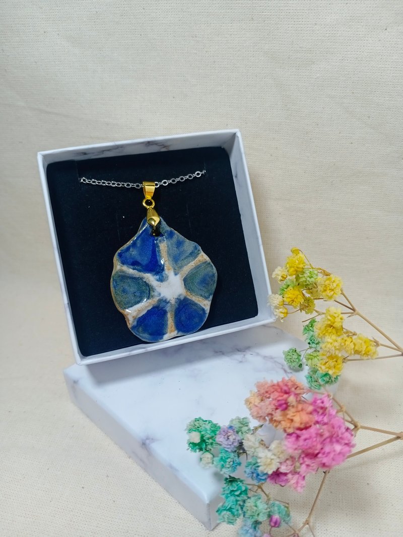 Six petal flower necklace/ceramic necklace/hand-made ceramic necklace/handmade necklace/handmade necklace/handmade ceramic item - สร้อยคอ - ดินเผา 