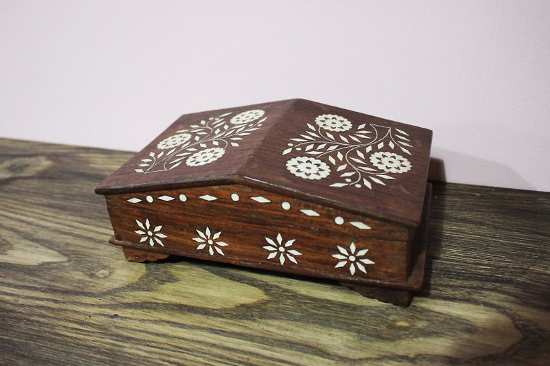 (義大利帶回Vintage歐洲古董)手工花紋木頭珠寶盒(情人節禮物) - 收納箱/收納用品 - 木頭 咖啡色