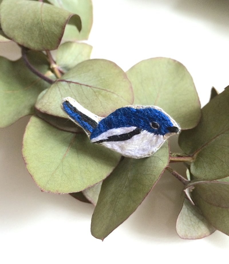 カササギロビン野鳥の刺繍のブローチ - ブローチ - 刺しゅう糸 ブルー