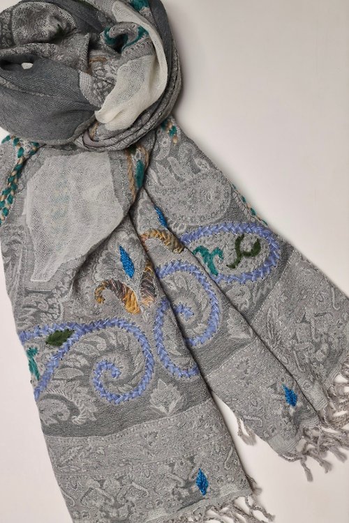M31仙女星工作室 【畢業禮物】喀什米爾水煮羊毛手工刺繡圍巾披肩雲朵灰色拼薄紗