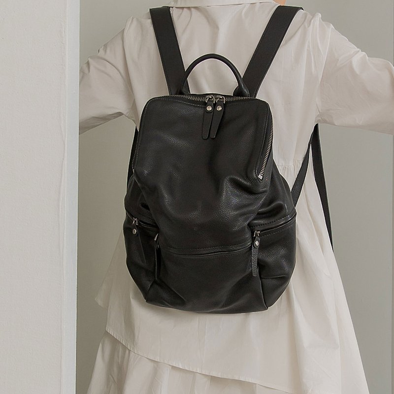Square Cover Design Soft Leather Backpack - Black (Spot) - กระเป๋าเป้สะพายหลัง - หนังแท้ สีดำ