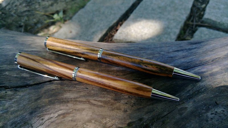 Micro forest. Wood atomic pen. Slender Dalbergia Bocote - ปากกาหมึกซึม - ไม้ สีนำ้ตาล