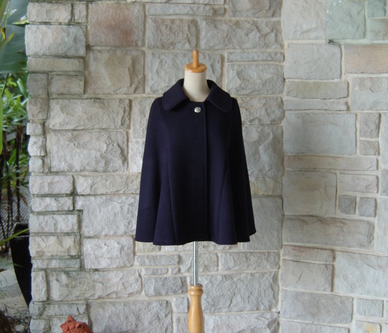 [Elegant Cape Coat] Midnight Navy, engraved Silver buttons, dark navy that looks black - เสื้อสูท/เสื้อคลุมยาว - ขนแกะ สีดำ