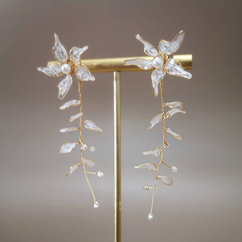 遇見 | 耳針耳夾 | 手作婚禮樹脂水晶花飾品 - 耳環/耳夾/耳骨夾 - 矽膠 白色