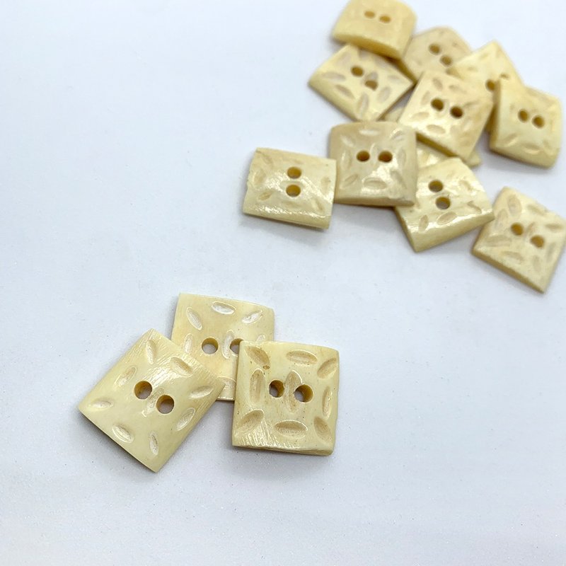 Hana Mokuba – 天然手工方形牛骨鈕 (一包) - 其他 - 其他材質 