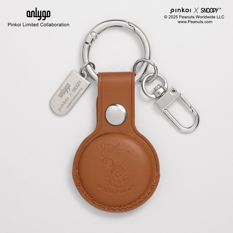 【Pinkoi x SNOOPY】AirTag皮革鑰匙圈(冒險棕) - 童軍探險SNOOPY - 鑰匙圈/鑰匙包 - 人造皮革 咖啡色