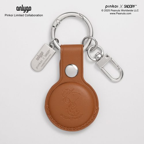 Onlygo 昂裡生活創意 【Pinkoi x SNOOPY】AirTag皮革鑰匙圈(冒險棕) - 童軍探險SNOOPY