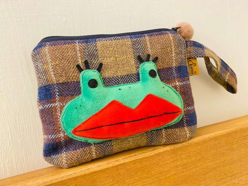 E*group 阿蛙手提包  咖啡藍格子  置物袋 化妝包 手提包 - 化妝包/收納袋 - 棉．麻 咖啡色