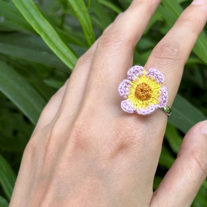 可調式戒指 WINTER COSMOS crochet flower Ring - 戒指 - 貴金屬 紫色