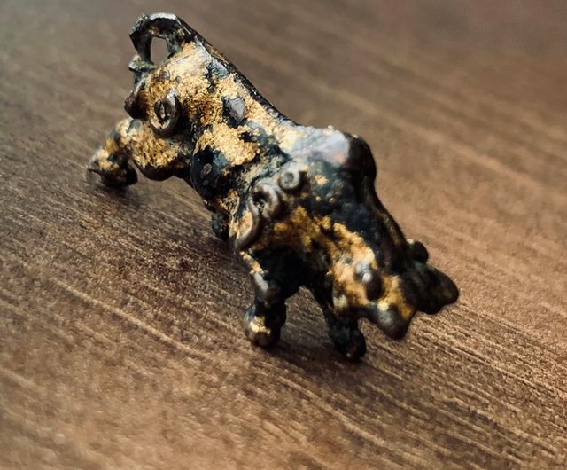 中国の漢王朝の金色の青銅の牛飾り│百年の絶妙な職人技