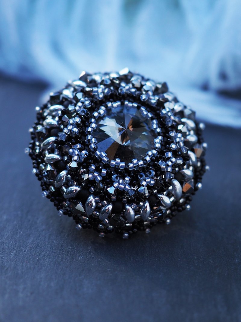 Black crystal round brooch in vintage style for women - เข็มกลัด - วัสดุอื่นๆ 