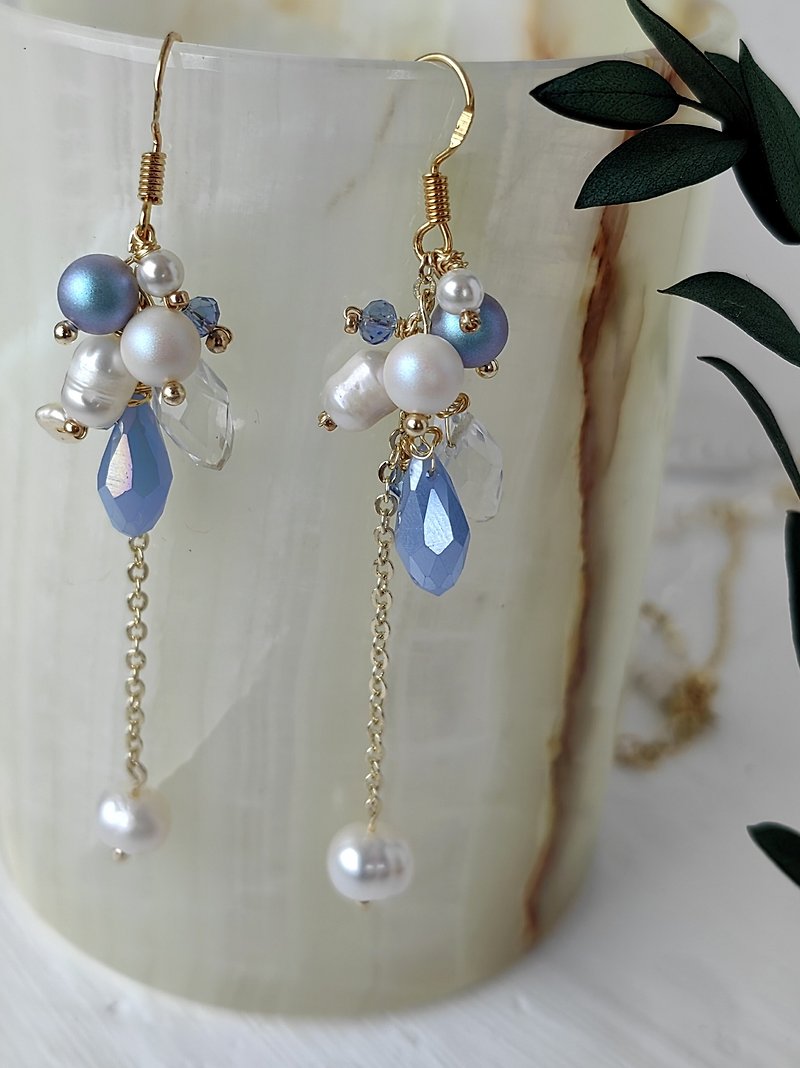 Pearl long dainty pearl earrings. Bridal earrings. Dainty gift. Dangle Earrings. - ต่างหู - ไข่มุก ขาว