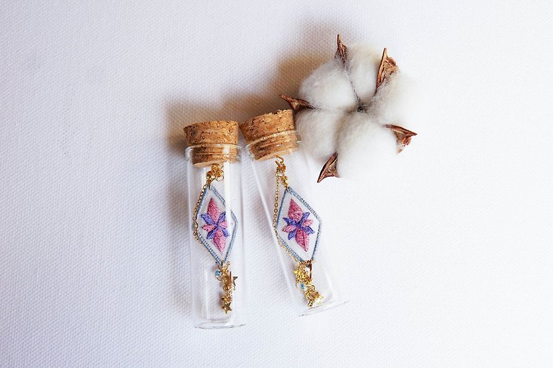 Lu Lita original design handmade embroidery retro tile earrings literary fresh and customizable ear clips - ต่างหู - งานปัก สีใส