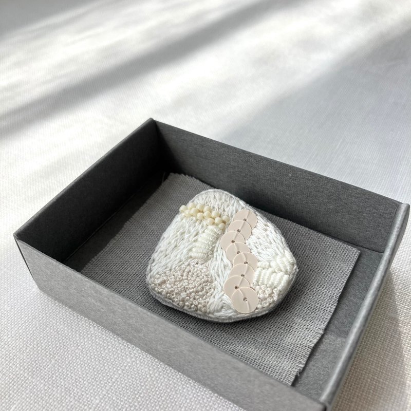 Brooch/手刺繍/2024白002/ 箱入 1点もの/ - 胸針 - 棉．麻 白色