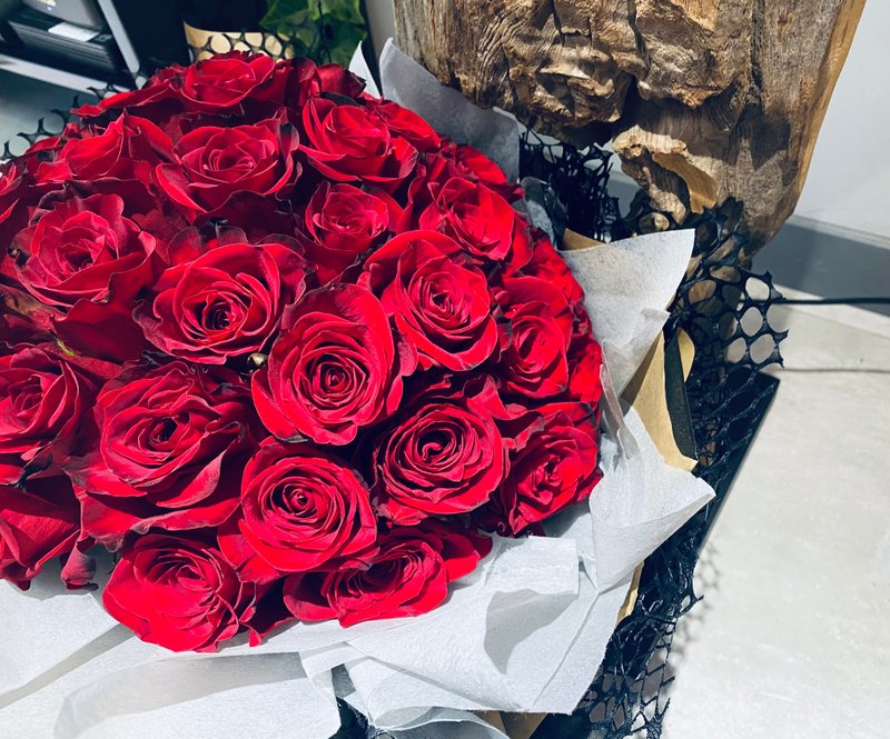 Proposal red rose flower bouquet 50 pieces - ตกแต่งต้นไม้ - พืช/ดอกไม้ สีแดง