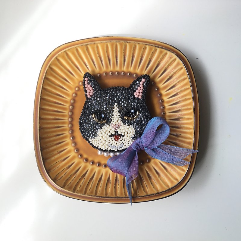 Tearoom I Ribbon cat lady embroidery brooch - เข็มกลัด - ไข่มุก สีม่วง