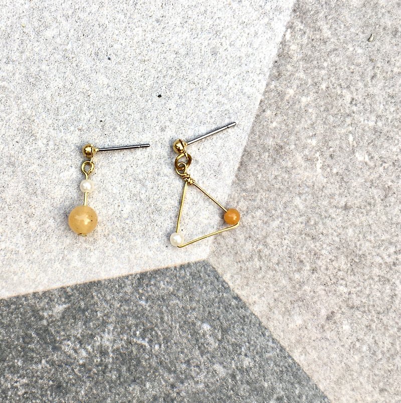 X Bronze hand off yellow jade earrings pin / cramping - ต่างหู - ทองแดงทองเหลือง สีทอง