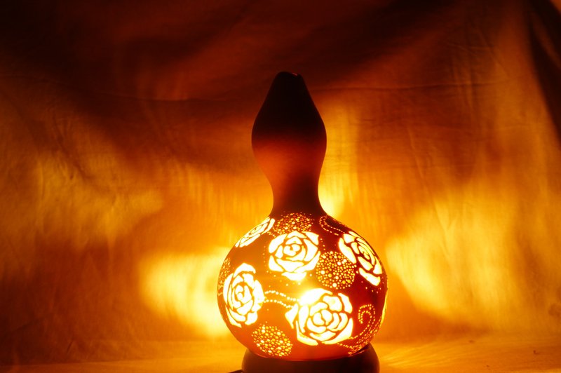 Gourd lamp with rose motif and Showa retro pattern - โคมไฟ - วัสดุอื่นๆ 