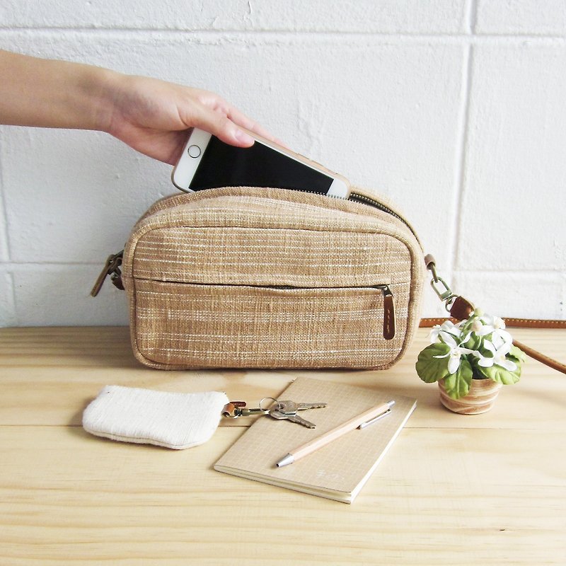 手工棉製極簡長方形斜背包-天然植物染-淺褐色 - 側背包/斜孭袋 - 棉．麻 咖啡色