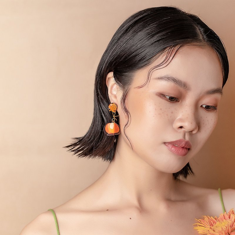 Japanese antique beads retro orange Mori art small fresh earrings ear clips - Earrings & Clip-ons - Silver Orange