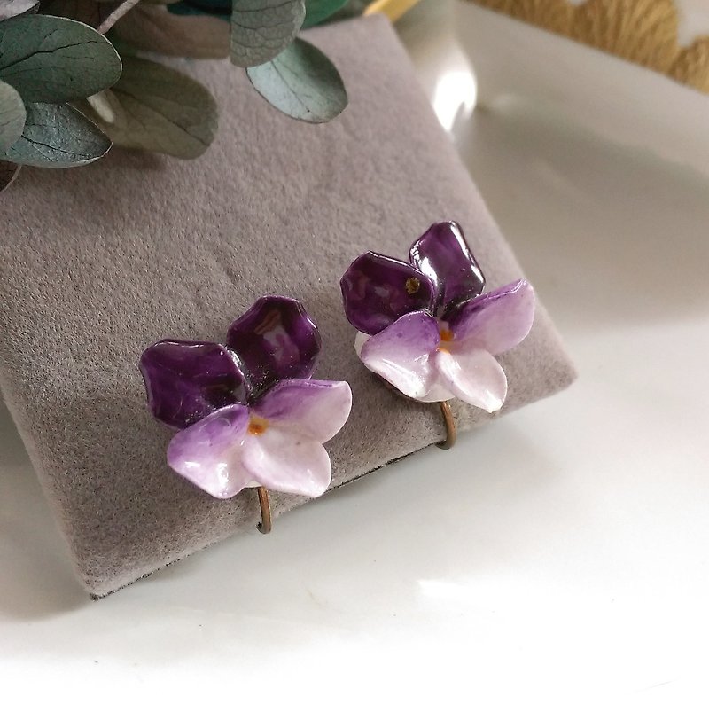 British-made three-dimensional purple gradient small flower bolt earrings. Western antique jewelry - ต่างหู - โลหะ สีทอง