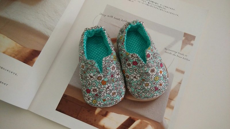 Lake Green Floral Gift Moon Handmade Baby Shoes Baby Shoes 11/12 - รองเท้าเด็ก - ผ้าฝ้าย/ผ้าลินิน สีน้ำเงิน