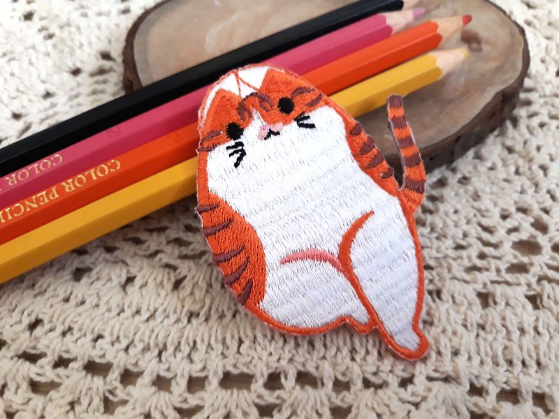 オレンジ色の猫がヨガ/刺繡ピン/ホットクロスステッカー/ブローチをするのに同行します - ブローチ - 刺しゅう糸 オレンジ