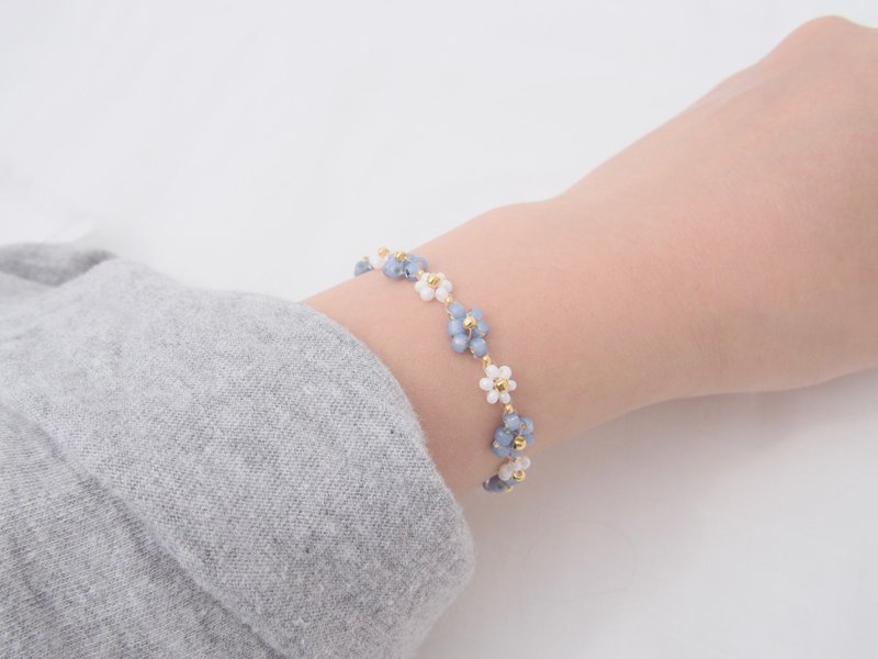 ビーズブレスレット　【　青いお花　】　マグネット金具　ペアアクセサリー　フラワー　バングル - 手鍊/手環 - 其他材質 藍色