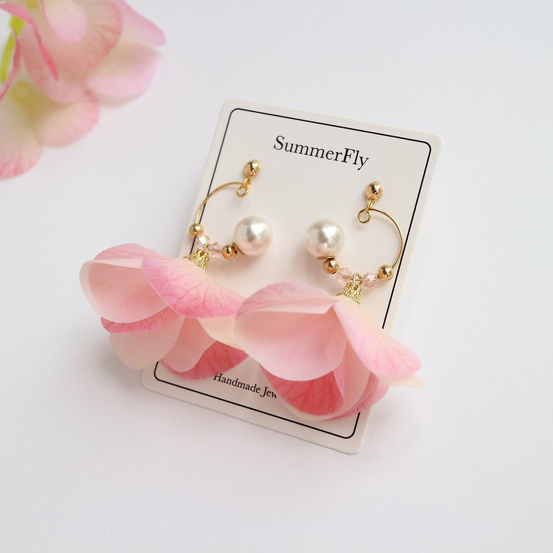 flower petal earrings drop earrings birthday gift Valentine's Day  bridal - ต่างหู - ซิลิคอน สึชมพู