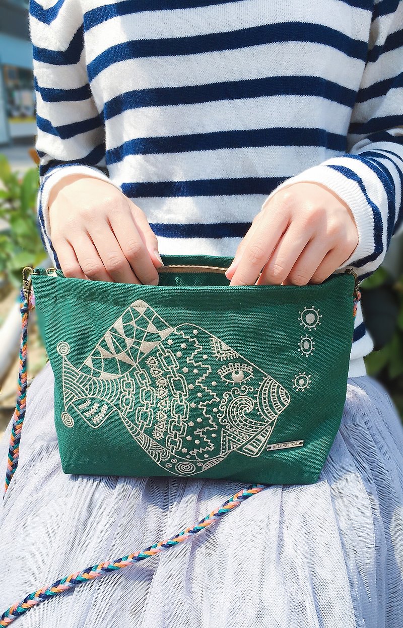 Cotton Canvas Embroidery Trapezoidal Shape Across-Body Bag - Fish with Tattoo - กระเป๋าแมสเซนเจอร์ - ผ้าฝ้าย/ผ้าลินิน สีเขียว