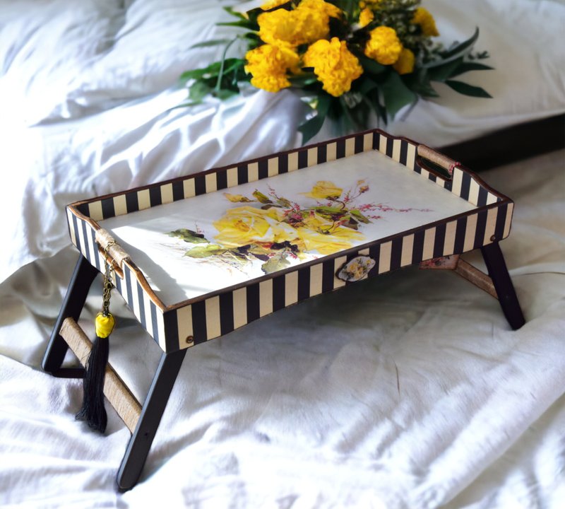Tray with legs for breakfast in bed. Serving tray in vintage style. Gift for her - 托盤/砧板 - 木頭 黃色