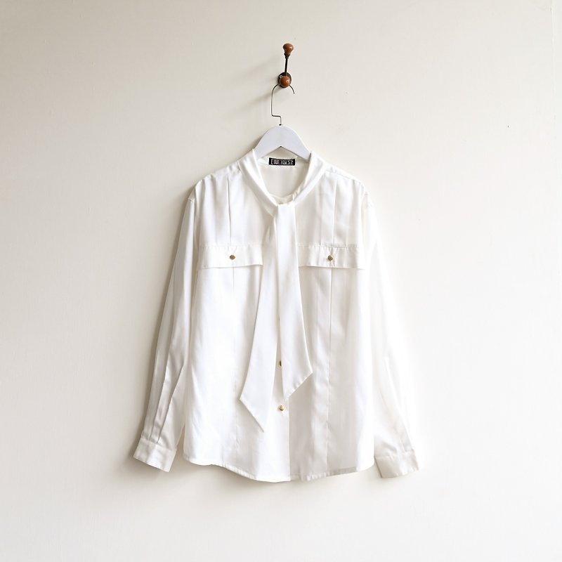 【NaSuBi Vintage】Pleated design strap vintage shirt - Women's Shirts - Other Man-Made Fibers White