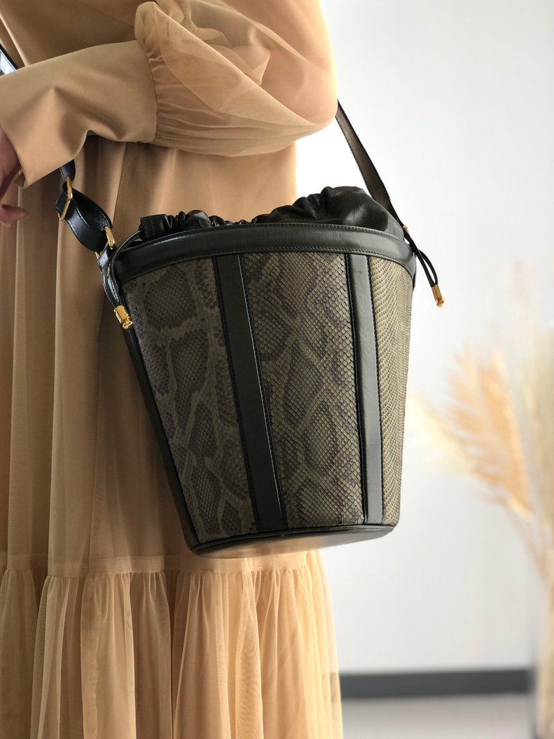 【 日本直送　名牌中古包 】CELINE セリーヌ パイソン ショルダーバッグ ブラウン レザー バケツ vintage ヴィンテージ オールド 63xvj6 - 側背包/斜背包 - 真皮 綠色
