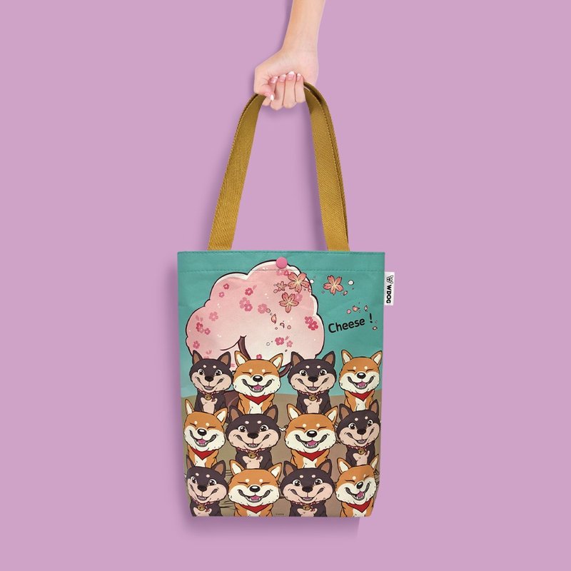 Sunny Bag x WDOG Wang Lai Wang Fun Wenqing Bag - Shiba Inu (Group Photo) - กระเป๋าถือ - วัสดุอื่นๆ หลากหลายสี