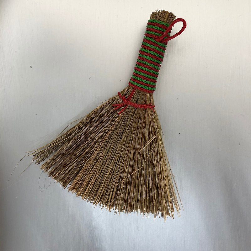 Taiwan retro small broom mans grass broom - a group of two for sale - อื่นๆ - วัสดุอื่นๆ สีกากี