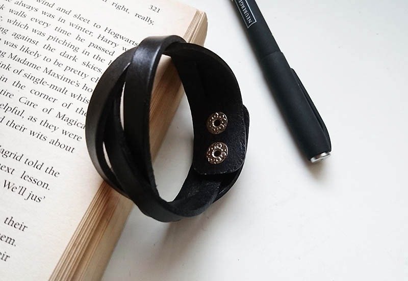 Black fashion leather bracelet - สร้อยข้อมือ - หนังแท้ 