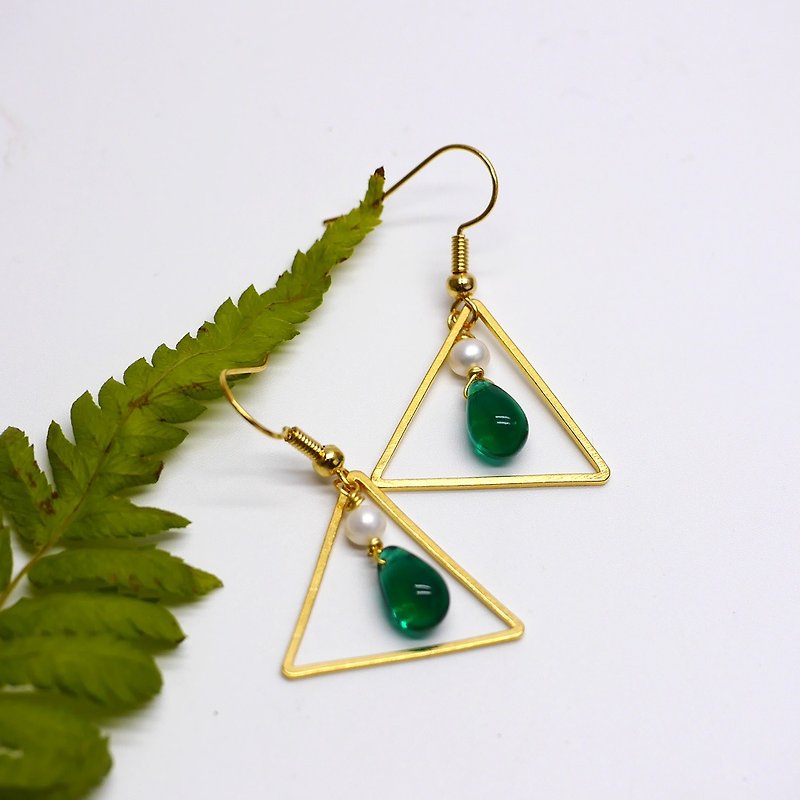 Candy Jewelry 三角形琉璃珍珠耳環(可改夾式) - 耳環/耳夾 - 琉璃 綠色
