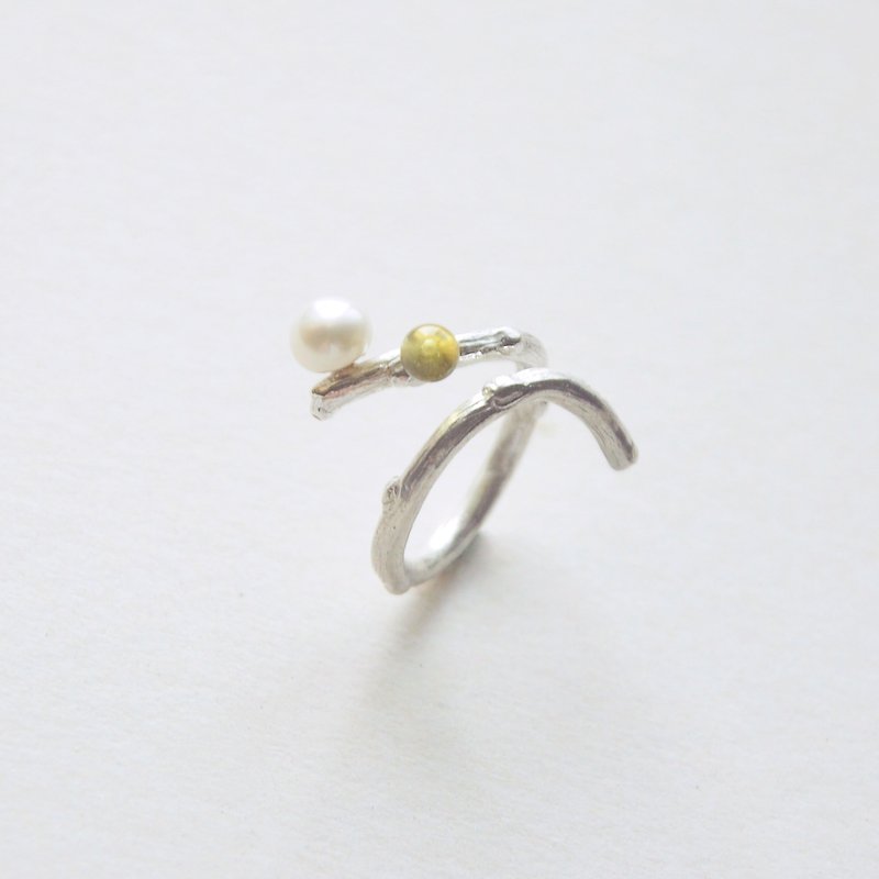 Watcher-Young bud I pearl citrine Silver ring - General Rings - Gemstone White